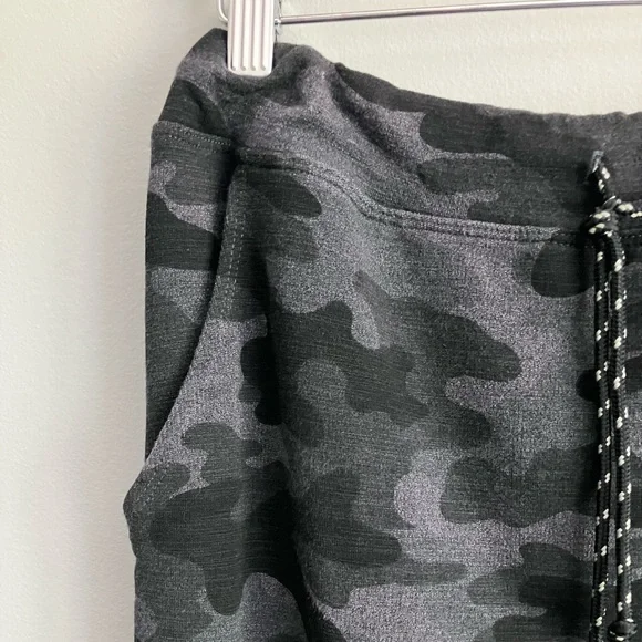 SUNDRY EVEREVE Grey Camo Mini Skirt Size 2 - Picture 2 of 11
